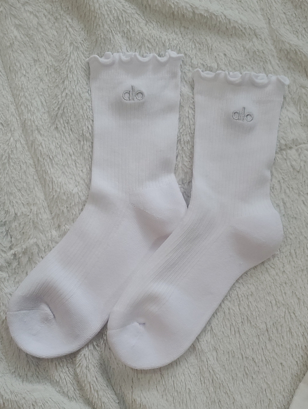 ALO Yoga White Ribbed Crew Socks with Lettuce-Edge Cuff